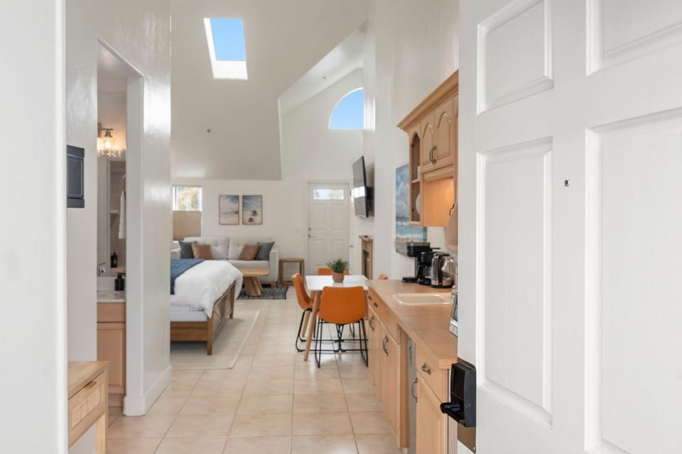 Montara Penthouse Elevated Comfort Above Downtown Half Moon Bay House in Half Moon Bay