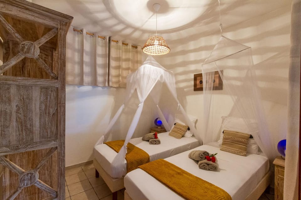 Bed, Bedroom, towels