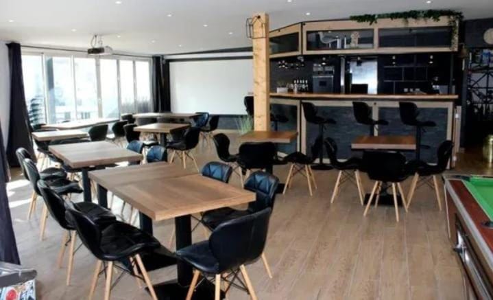 Restaurant/places to eat, Lounge or bar