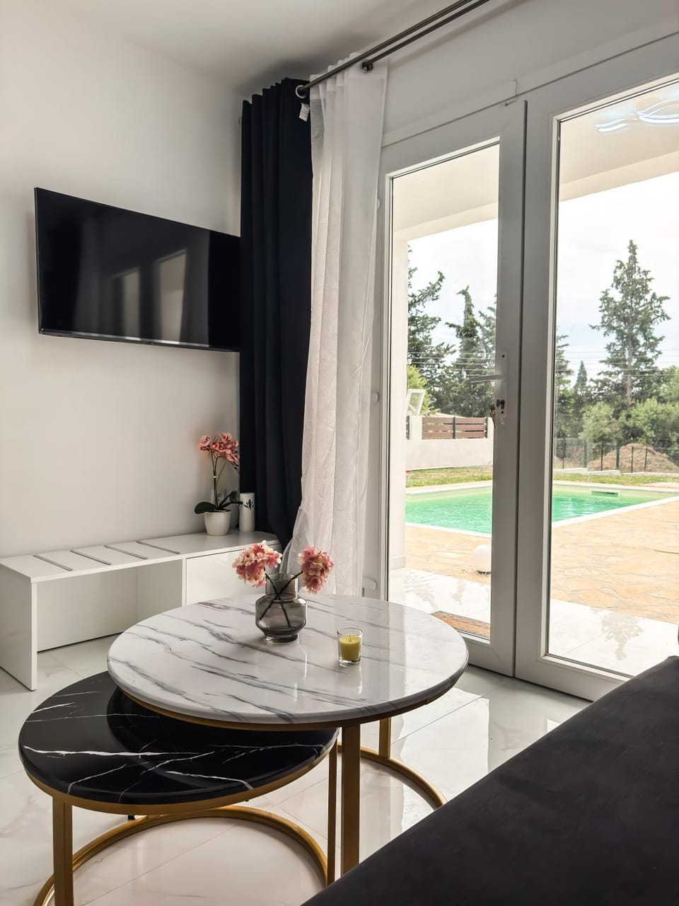 TV and multimedia, Living room, Seating area, Dining area