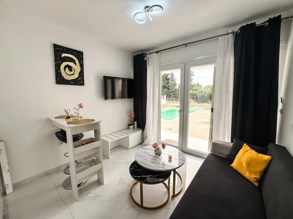 TV and multimedia, Seating area, Dining area