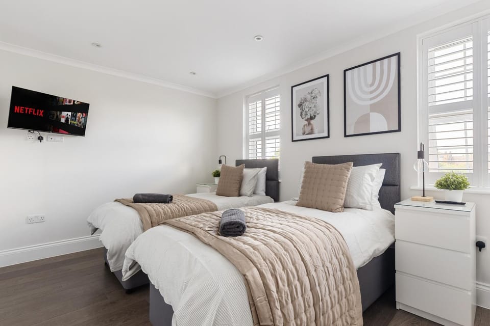 Bed, TV and multimedia, Photo of the whole room, Bedroom