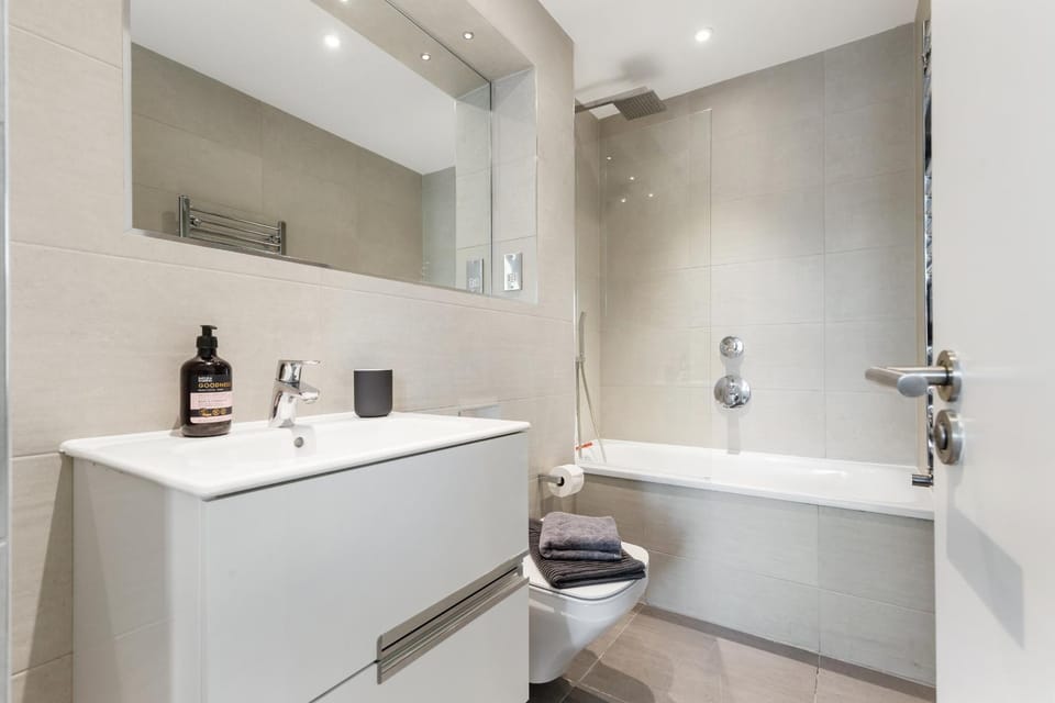 Shower, Toilet, Bathroom, Bath, towels