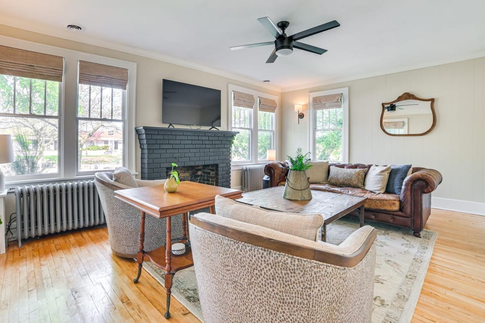 Walk to Dtwn: Cozy Home w/ Fireplace in Charlevoix House in Charlevoix