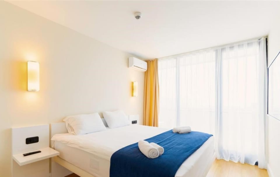 Bed, Photo of the whole room, Bedroom, air conditioner