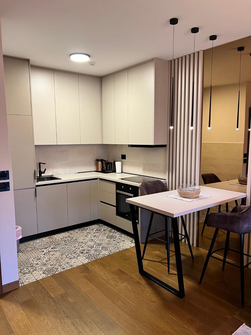 Kitchen or kitchenette, Dining area, minibar, oven