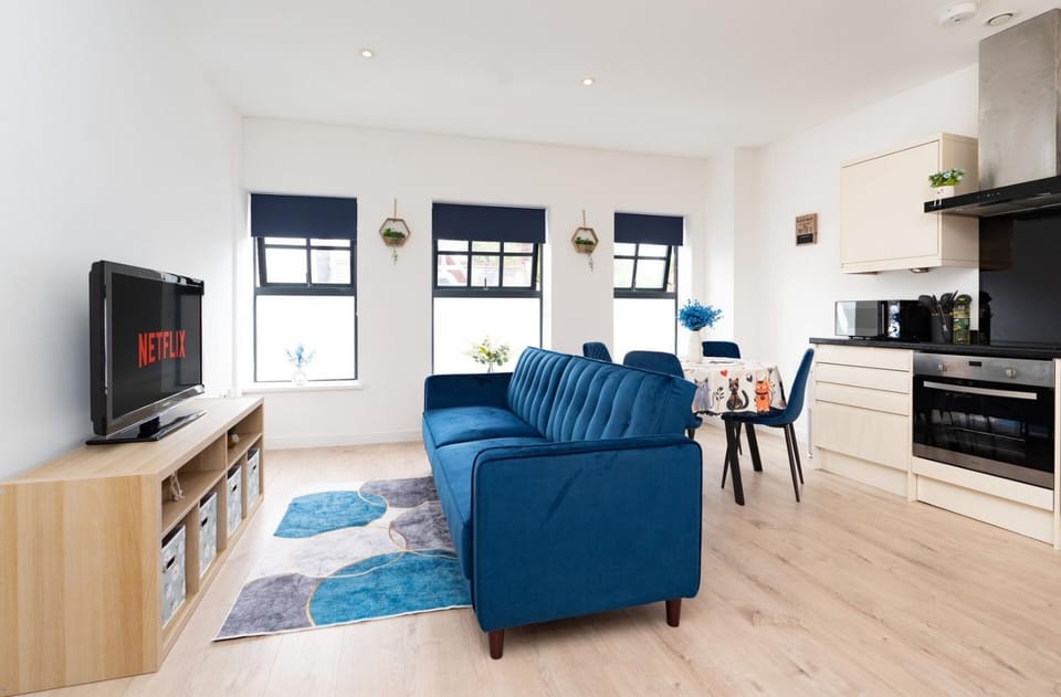 TV and multimedia, Kitchen or kitchenette, Living room, Seating area, Dining area