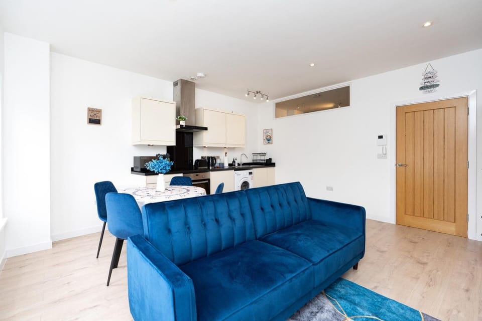 Kitchen or kitchenette, Living room, Seating area, Dining area, stove