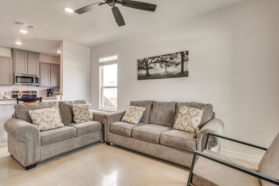 2 Mi to Dtwn Dining! Pet-Friendly Temple Townhome House in Temple