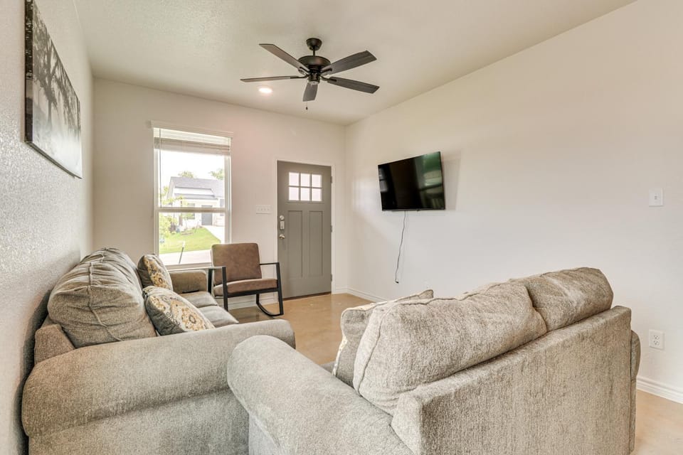 2 Mi to Dtwn Dining! Pet-Friendly Temple Townhome House in Temple