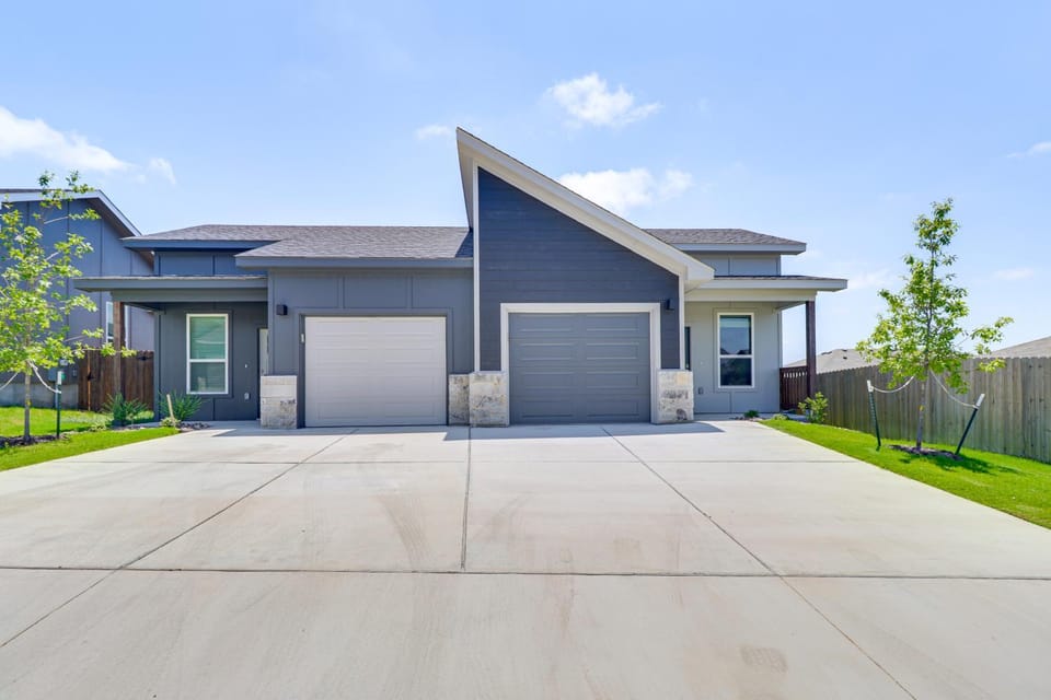 2 Mi to Dtwn Dining! Pet-Friendly Temple Townhome House in Temple