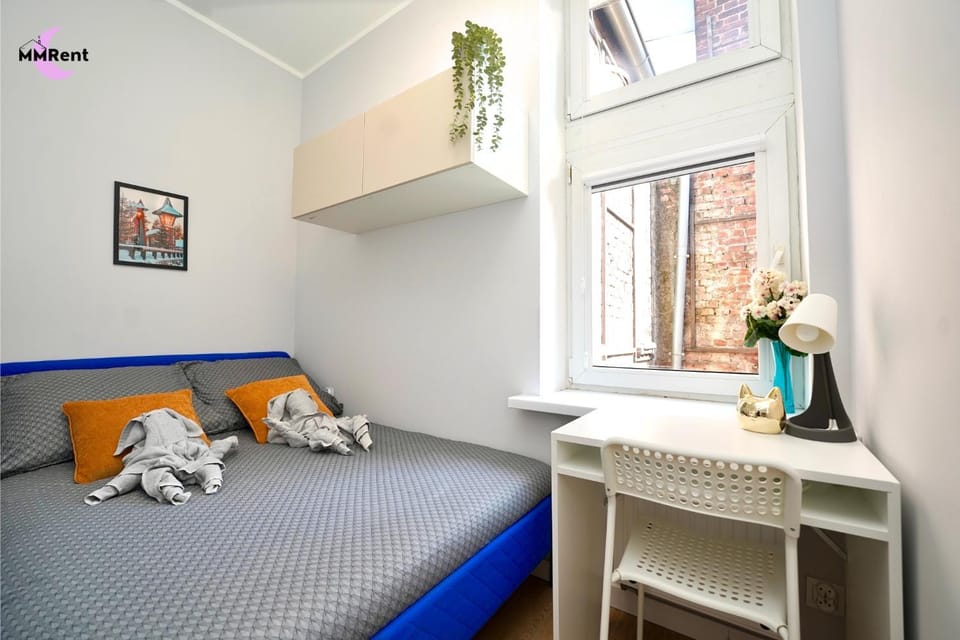 Bed, Photo of the whole room, towels