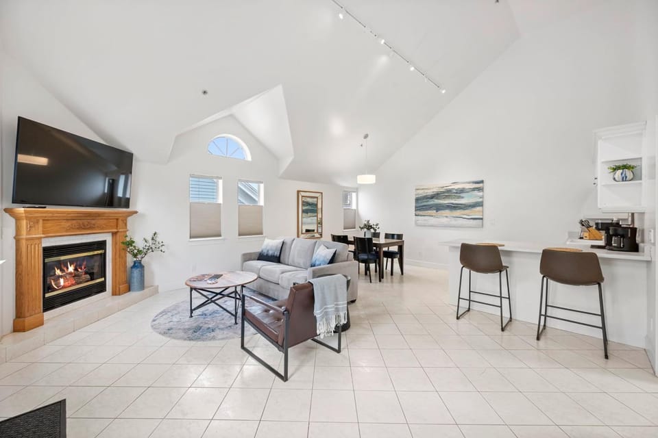 Mavericks Penthouse Downtown Luxury on Main Street Half Moon Bay House in Half Moon Bay