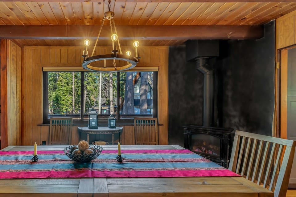 Laid-Back Tahoe Stay Walk to Lake & EV Charger House in Homewood