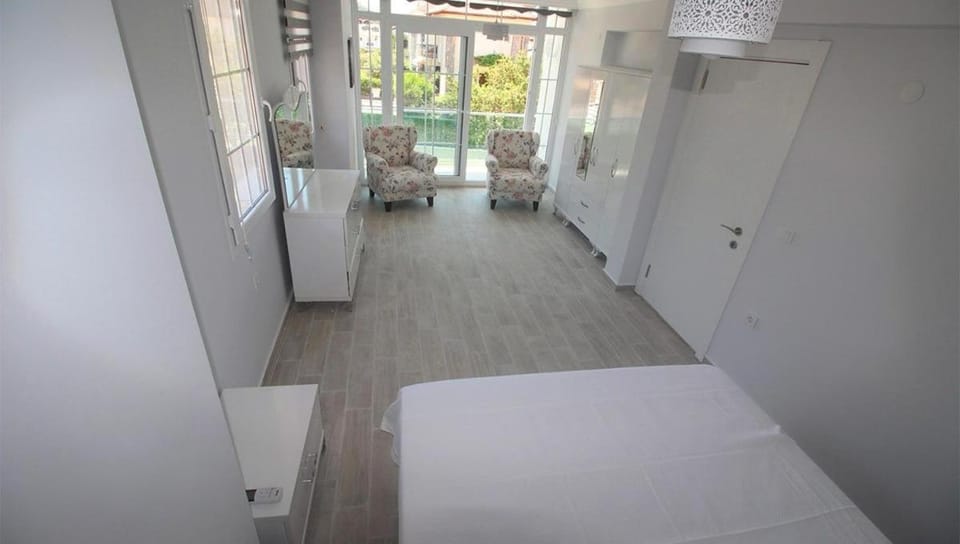 Bed, Photo of the whole room, Seating area, Bedroom, wardrobe