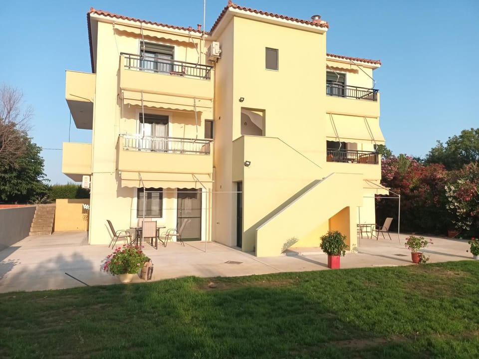 Property building, Day, Garden, Garden view