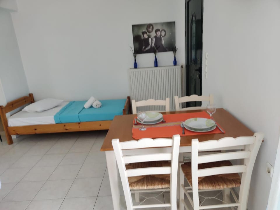 Bed, Dining area
