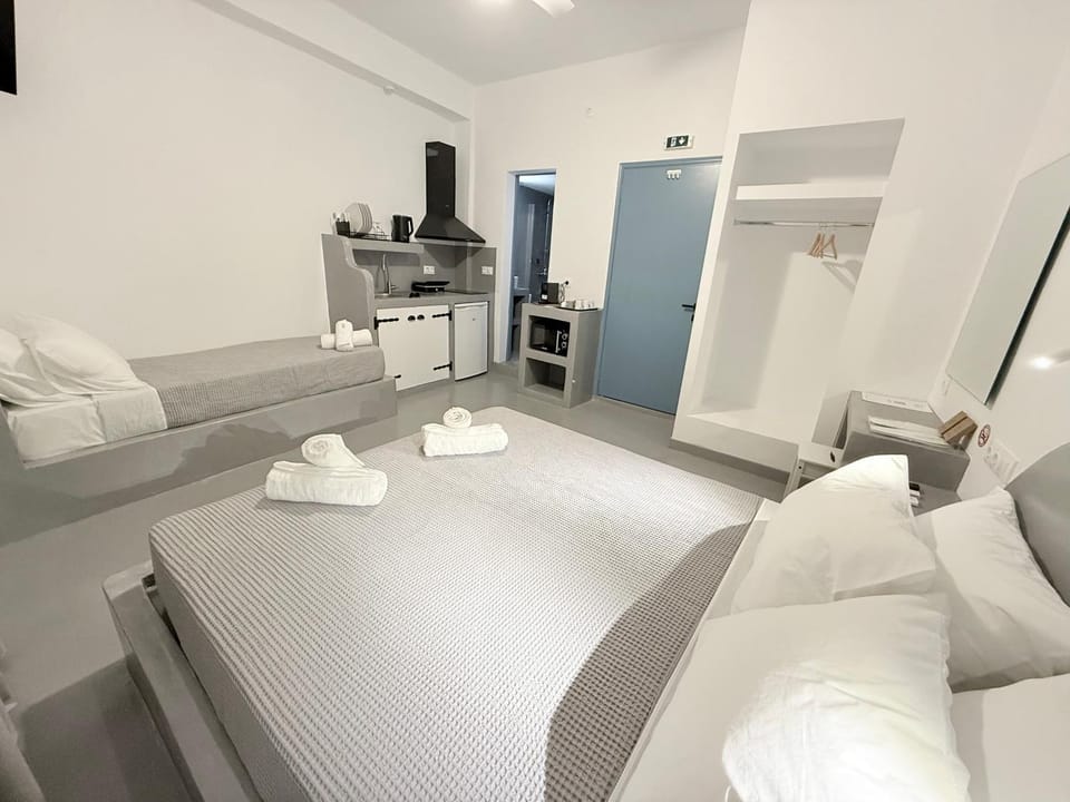 Bed, TV and multimedia, Living room, Photo of the whole room, Bedroom, wardrobe