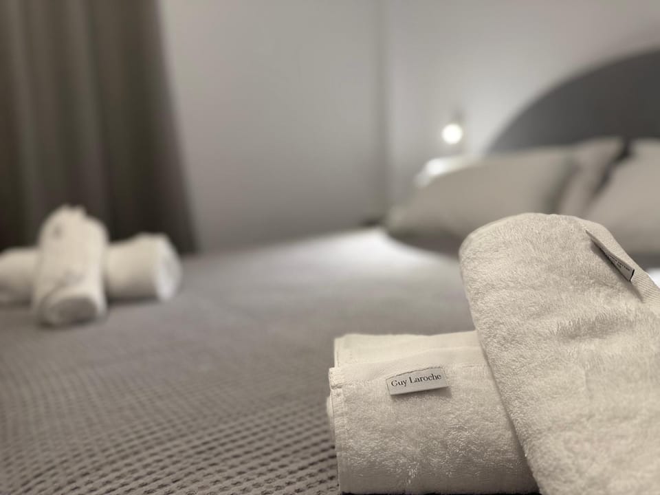 Bed, towels