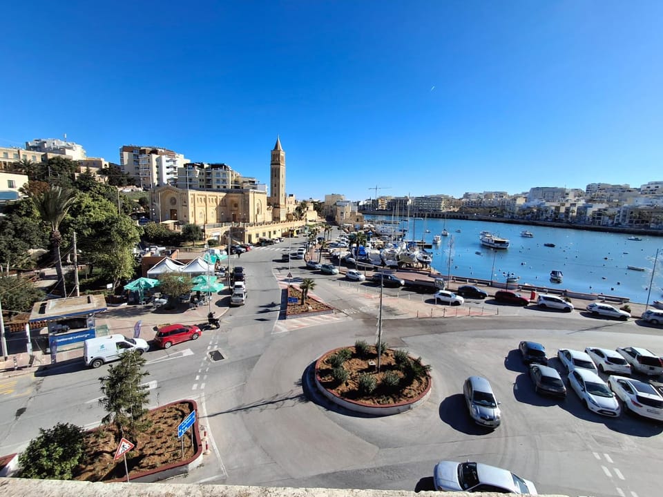 Nearby landmark, Neighbourhood, Natural landscape, Sea view, Street view, Location, Parking