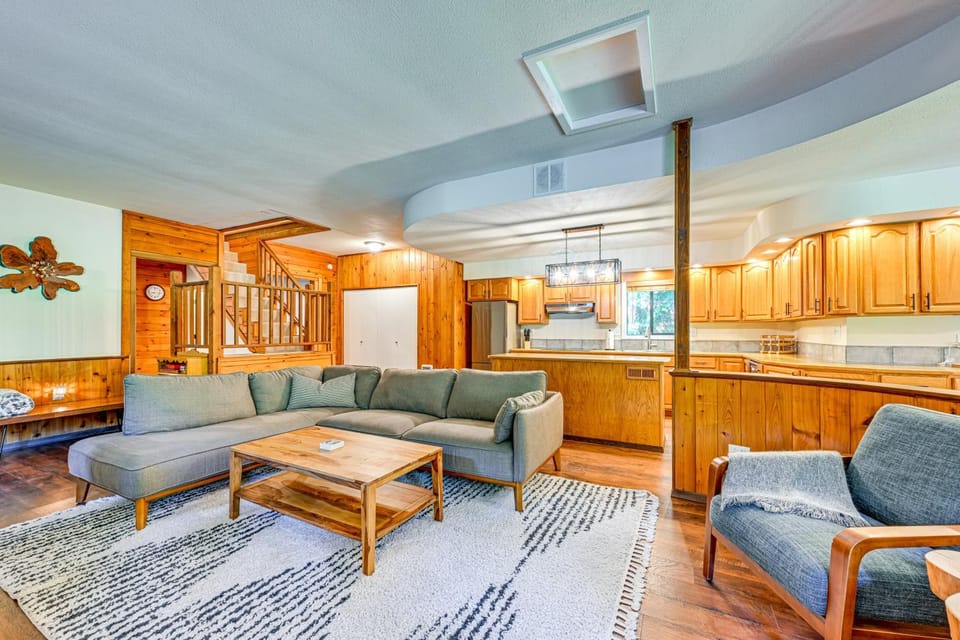 5 Mi to Mt Rainier Nat’l Park: Cozy Cabin w/ Deck! Cabin in Washington