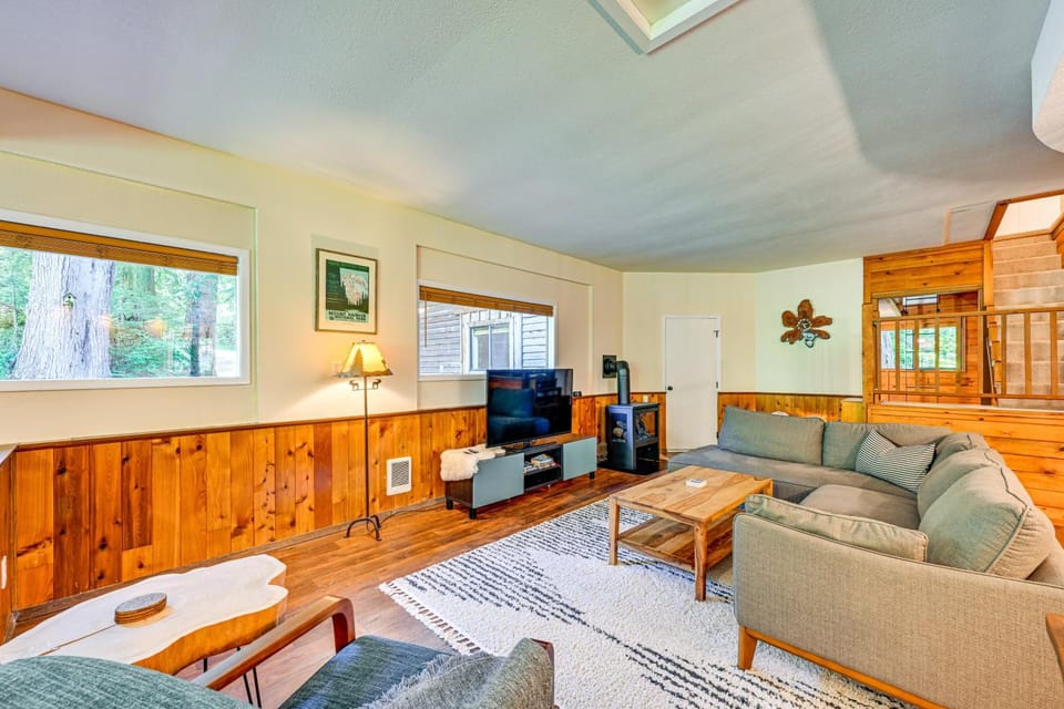 5 Mi to Mt Rainier Nat’l Park: Cozy Cabin w/ Deck! Cabin in Washington