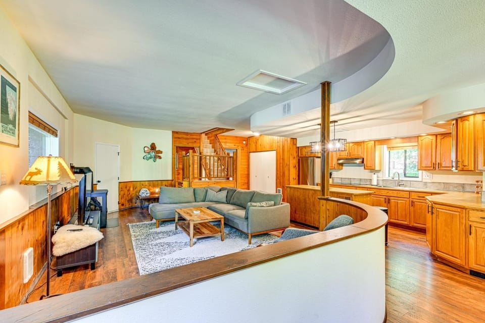 5 Mi to Mt Rainier Nat’l Park: Cozy Cabin w/ Deck! Cabin in Washington