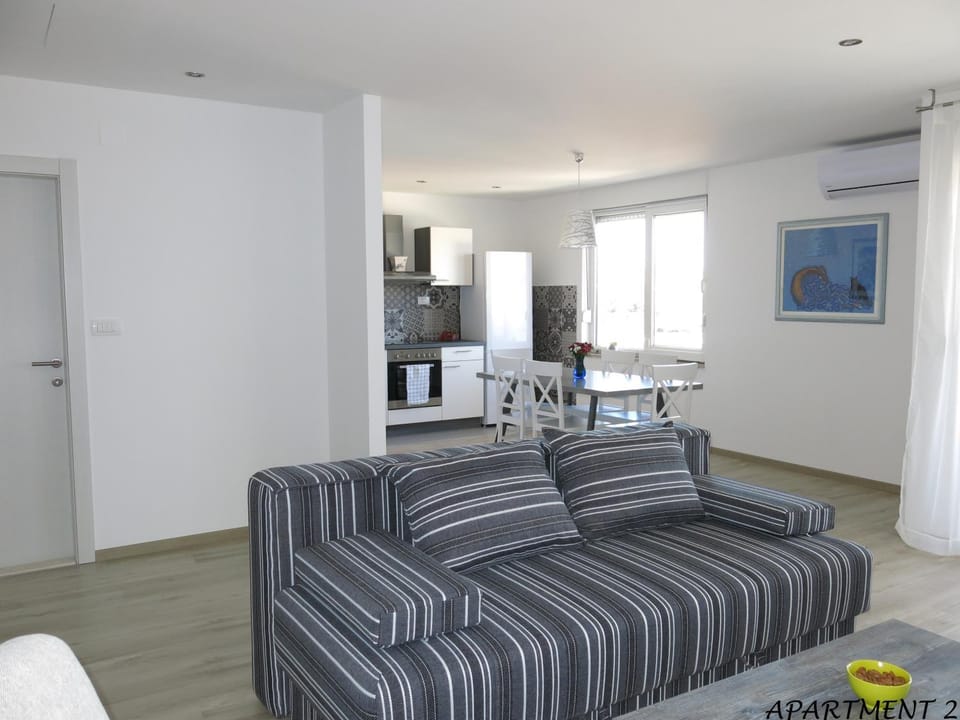 Bed, TV and multimedia, Living room