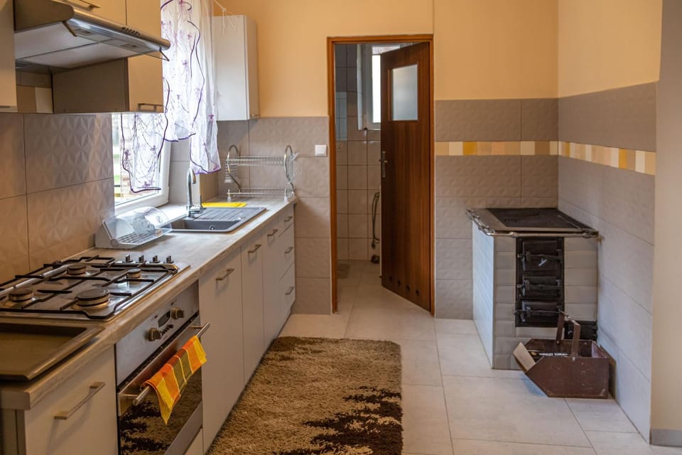 Kitchen or kitchenette, pet friendly, stove