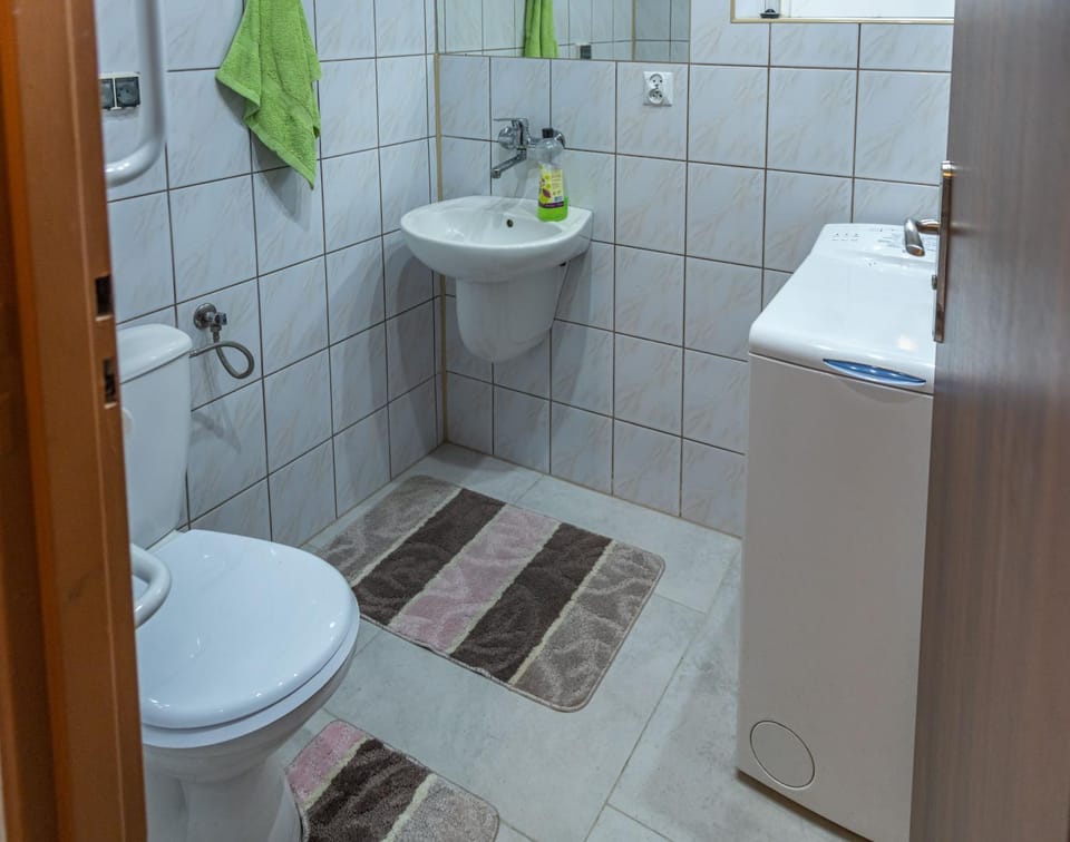 Toilet, Bathroom, towels