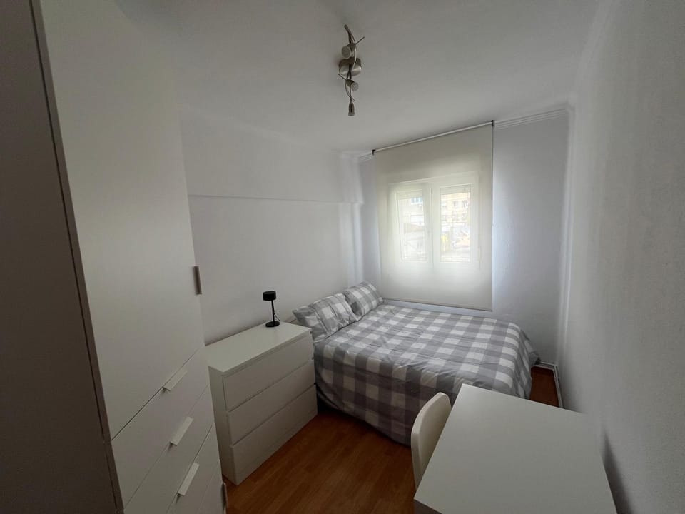 Bed, Photo of the whole room, Bedroom, internet