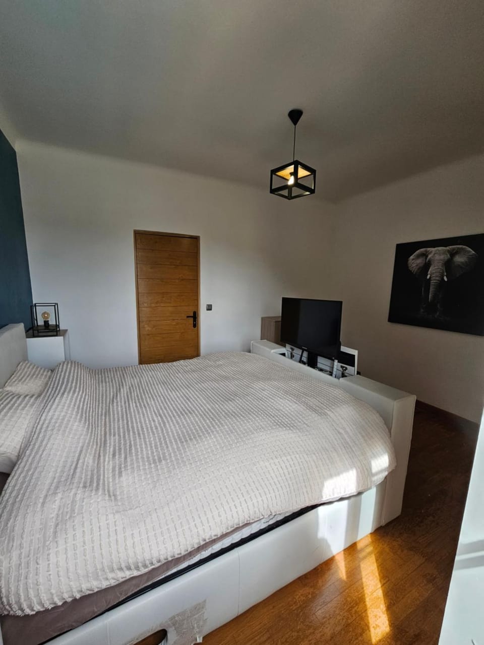 Bed, TV and multimedia, Bedroom