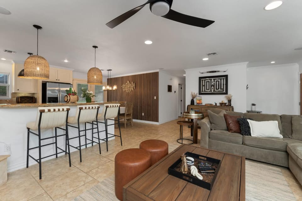 Porch & Pour - Hot Tub & Fire Pit House in Fredericksburg