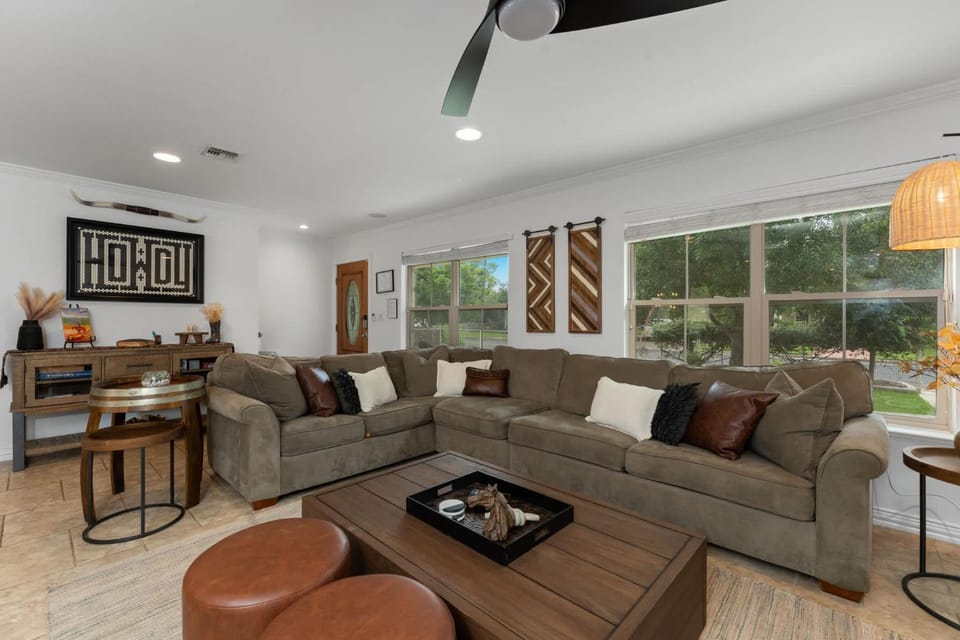 Porch & Pour - Hot Tub & Fire Pit House in Fredericksburg