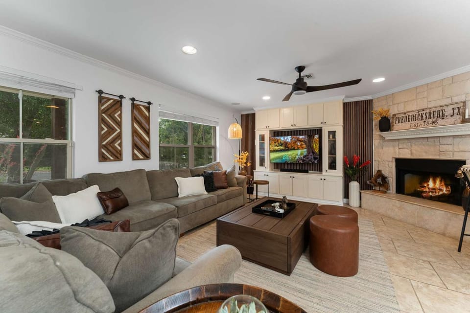 Porch & Pour - Hot Tub & Fire Pit House in Fredericksburg