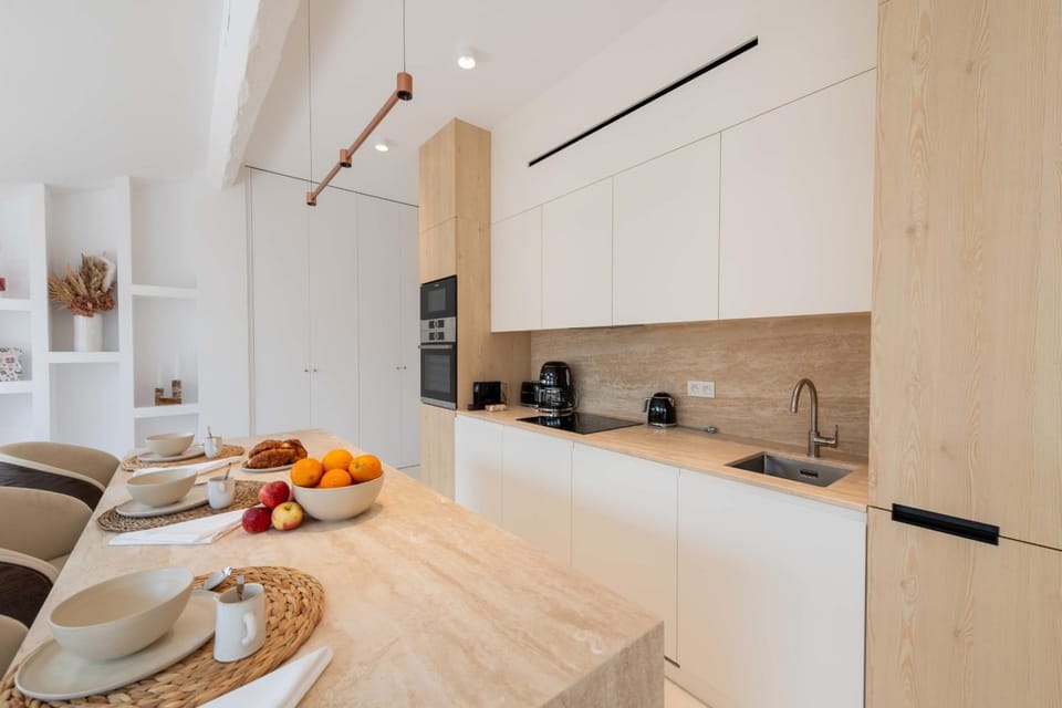 Coffee/tea facilities, Kitchen or kitchenette, Dining area, stove