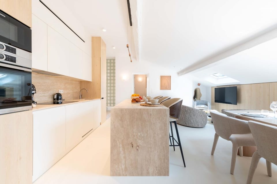 Kitchen or kitchenette, Dining area, oven