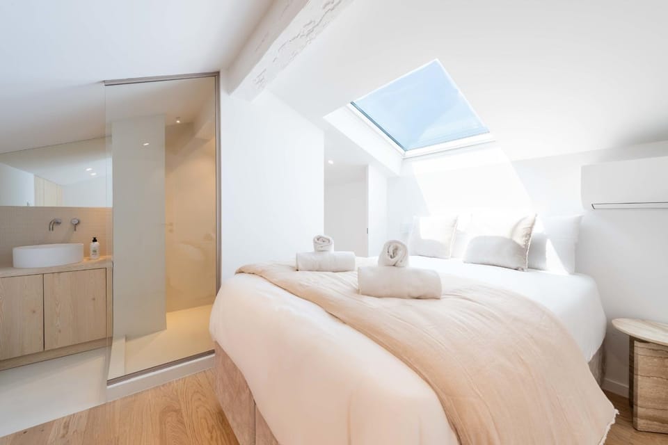 Photo of the whole room, towels