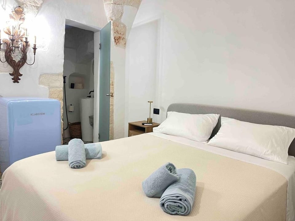 Luxe Studio with Jacuzzi, Ostuni Center Apartment in Ostuni