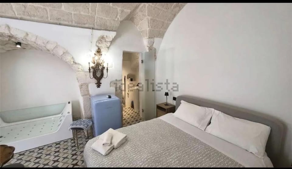 Luxe Studio with Jacuzzi, Ostuni Center Apartment in Ostuni