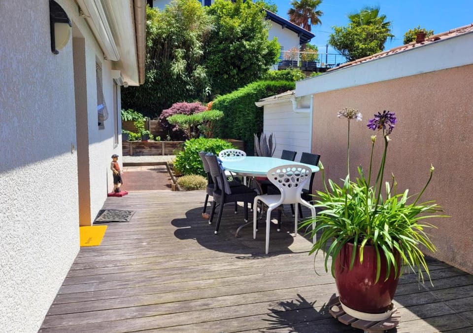 Patio, Day, Garden, Dining area