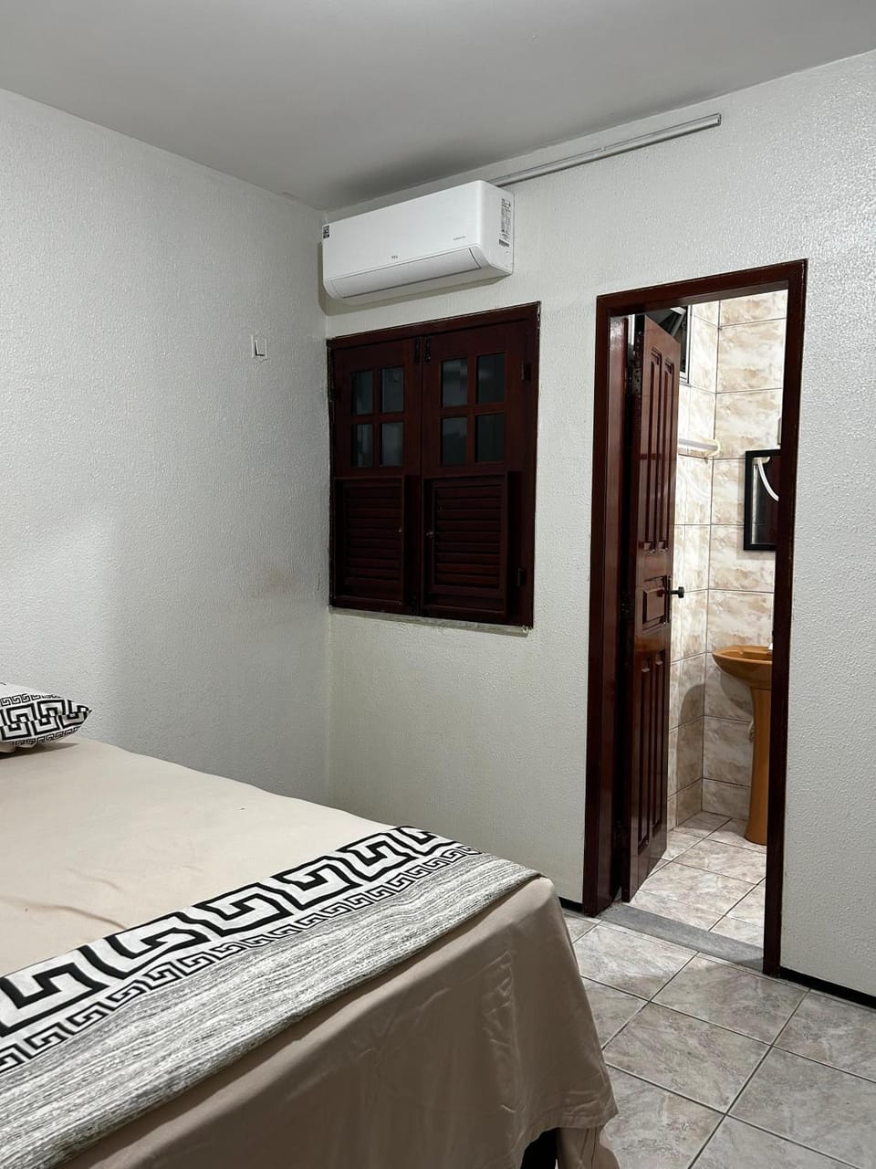 Bedroom, air conditioner