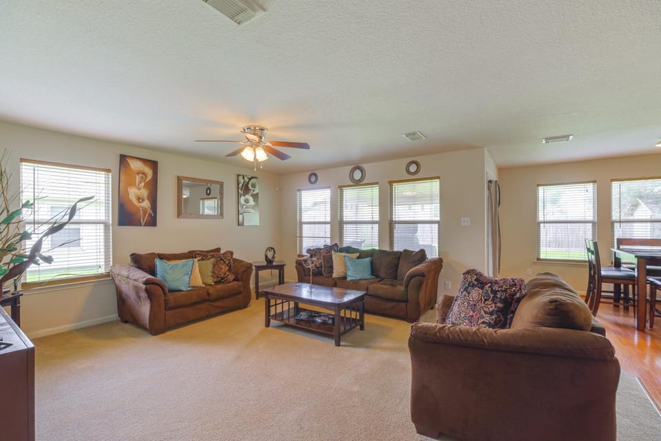 7 Mi to Downtown Baytown: Spacious Home w/ Yard House in Baytown