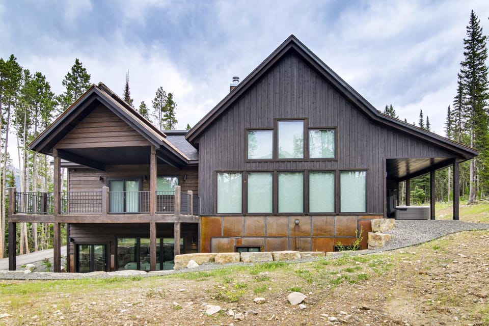 2 Mi to Big Sky Resort: Luxe Mtn-View Retreat! House in Big Sky