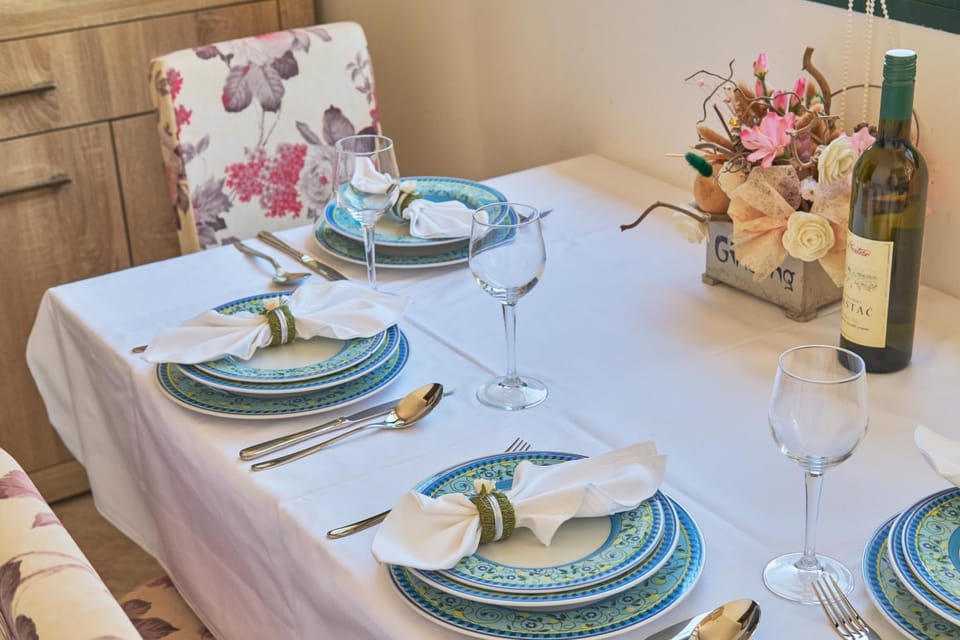 Food and drinks, Dining area, Food