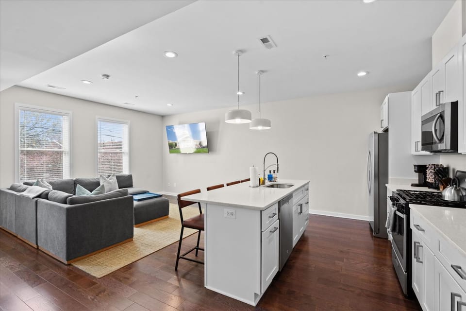 TV and multimedia, Coffee/tea facilities, Kitchen or kitchenette, Living room, Seating area, Dining area, stove, toaster