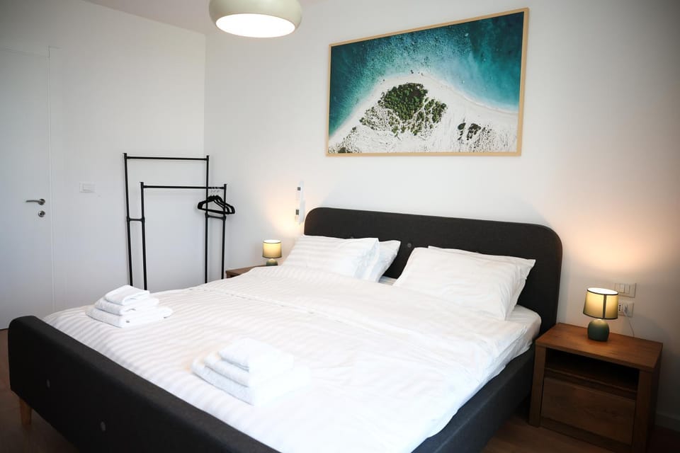 Bed, Bedroom, towels