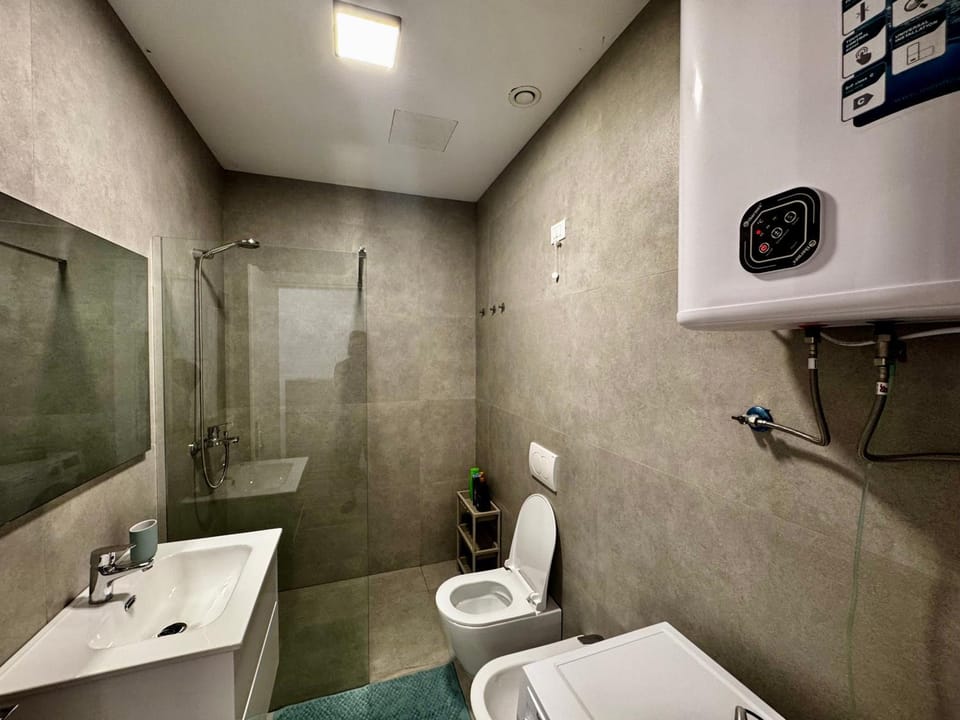 Shower, Toilet, Bathroom, bidet, towels