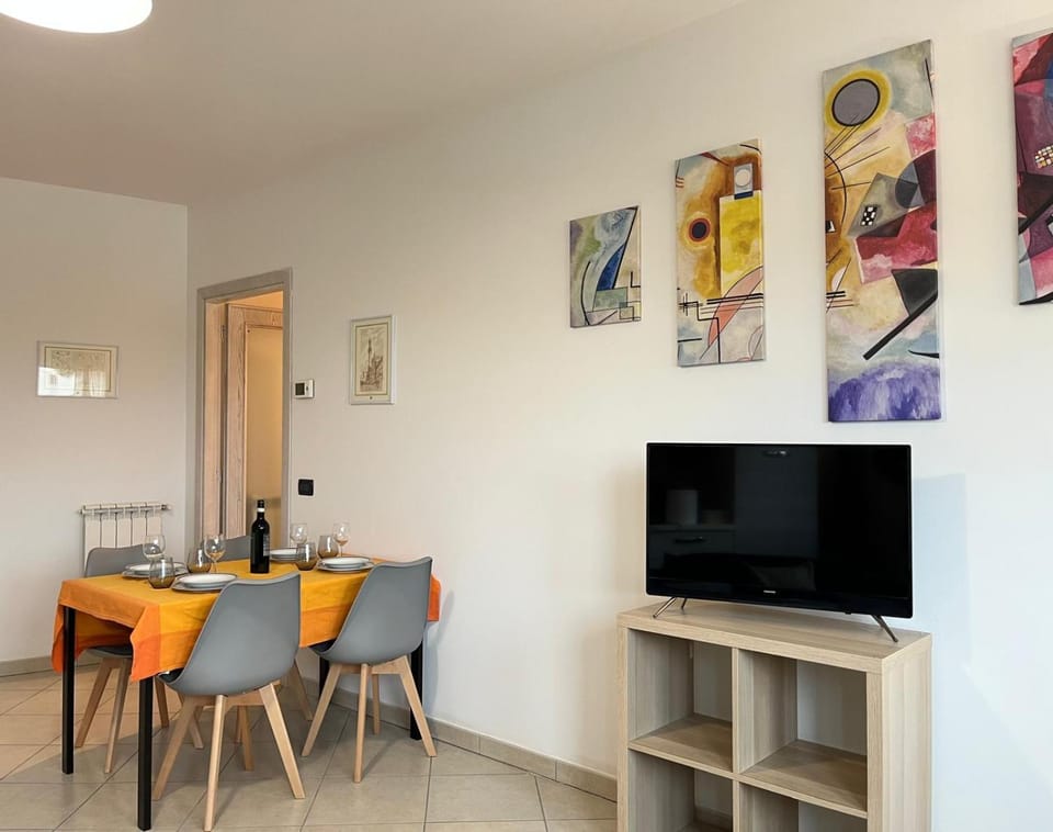 TV and multimedia, Living room, Seating area, Dining area