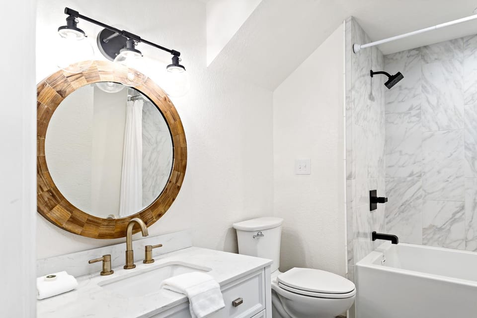 Downtown Retreat #5 - Walk to Main, Shared Pool & Hot Tub Apartment in Fredericksburg